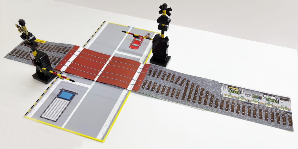 絵本「音が出る! 光る! ツインふみきり サウンドえほん」の中面3